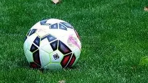 中甲赛场惊现球员尾声时突然倒地